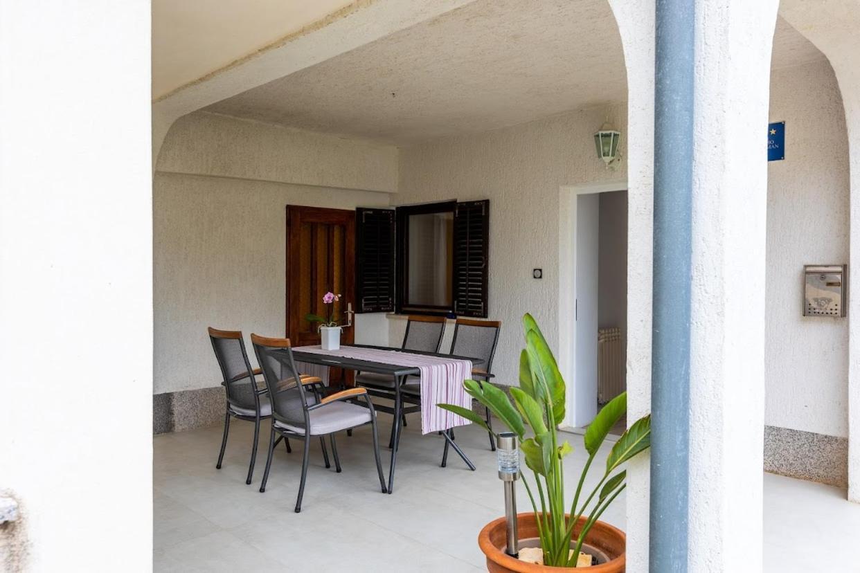 Apartment Anton Punat Exterior photo